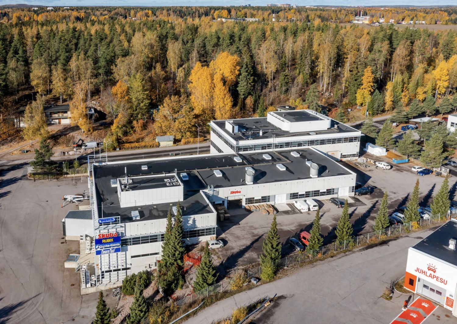 Näkyvältä paikalta kehä 3 varresta tila moneen käyttöön.