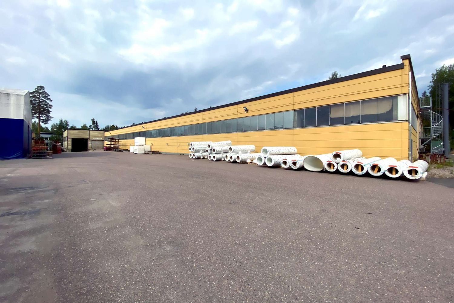 Tuotantotila 4255 m² tehdasrakennuksessa Tuusulassa. Rakennuksessa on kolme hallia, joissa suuret nosto-ovet ja siltanos...