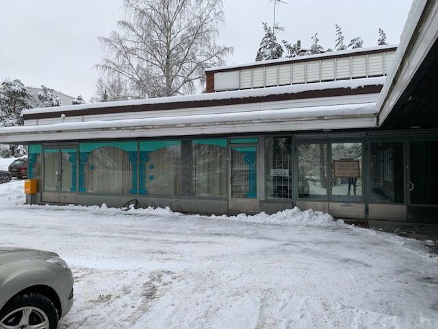 Vuokrataan 510m2 toimitilaa Uittamolta. Tilassa on ollut aikaisemmin ruokakauppa, joten löytyy runsaasti avointa tilaa, sosiaalitilaa keittiöineen ja kylmävarastoja(kylmälaiteet ei ole enää jäljellä)sekä lastauslaituri.Vuokralainen maksaa lämmityksen ja veden ja tekee itse sähkösopimuksen....