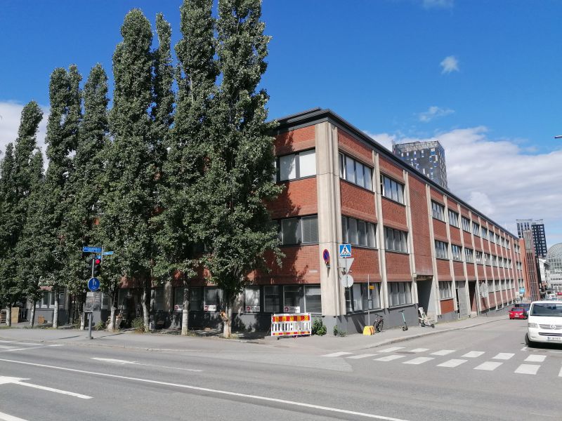 Sumeliuksenkatu 18 tarjoaa eri tyyppisiä toimitiloja moneen eri käyttötarkoitukseen. 