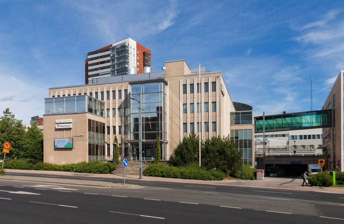 Vuokrattavissa pohjakerroksen varastotila 200 m2 Tampereen keskustasta. Tilaan oma sisäänkäynti rakennuksen sisäpihan puolelta.Kiinteistö rakennettu 1978, kiinteistötekniikkaa on ajantasaistettu 90- ja 2000-luvuilla. Kiinteistö sijaitsee keskeisellä paikalla Ratinassa bussiaseman vieressä ja n. 30...