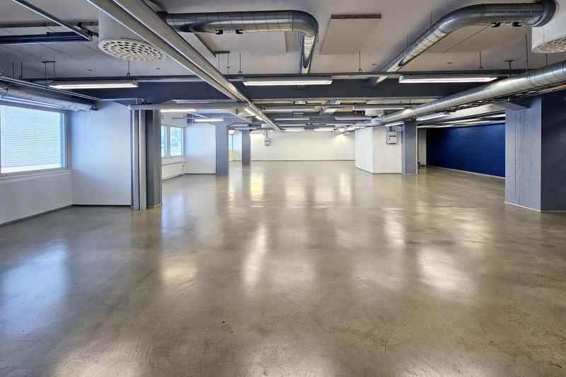 Toimitilat 505-1371 m², 1. krs
