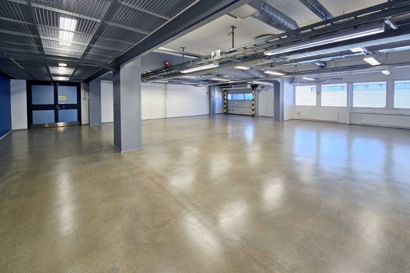 Toimitilat 505-1371 m², 1. krs