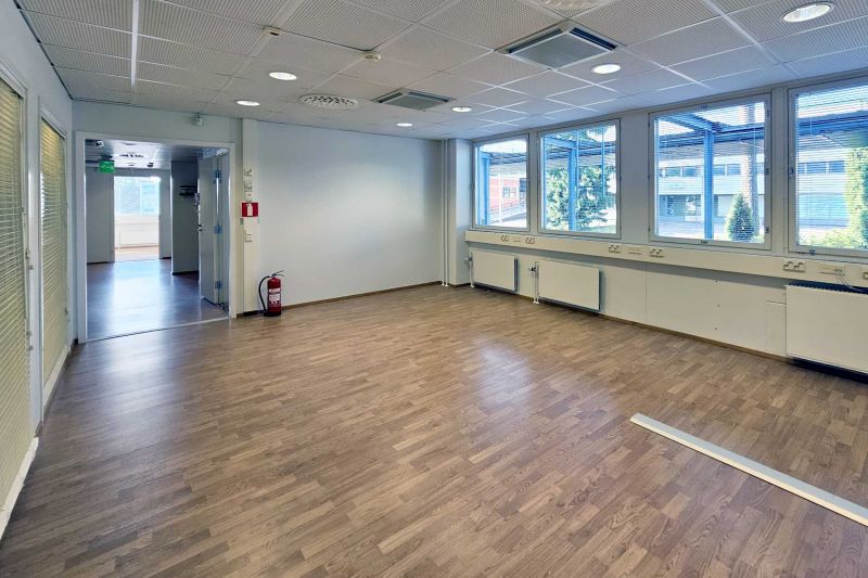 Toimitilat 505-1371 m², 1. krs