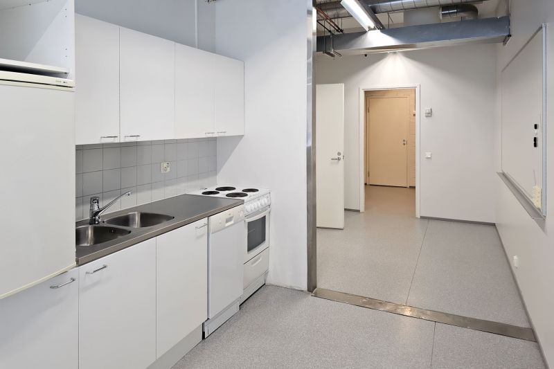 Toimitilat 505-1371 m², 1. krs