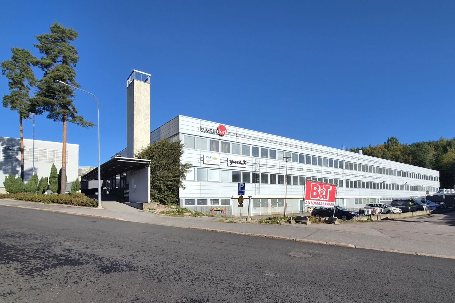 Toimitilaa vilkkaalta Hankasuontien teollisuus- ja yritysalueelta. Vapaana 1. kerroksen toimivia tilayhdistelmiä 505-1371 m² sekä 2. kerroksen tilat 279 m² ja 495 m². Kiinteistössä on 1000 m²:n kokoinen parkkihalli.