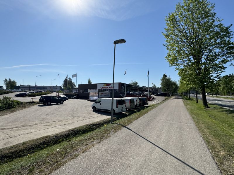  240-840 m2 näkyvällä paikalla Tuusulanväylän varrella myynti-/varastotilaa omalla pihallaKatso pohjakuva: www.jonne.fi