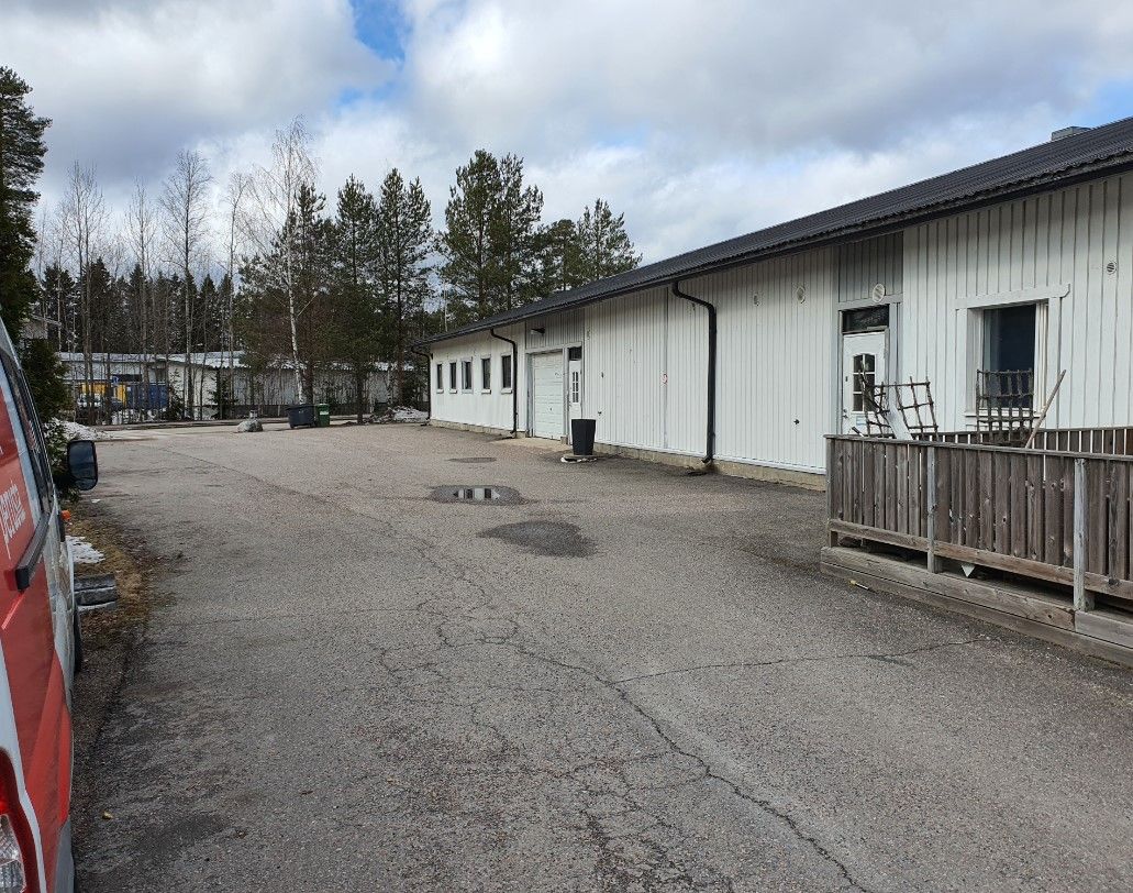 Järvenpään Vähänummen teollisuusalueella vapautunut pajakäytössä ollut tila. Tila on nyt purettu ja se on yhtenäistä tilaa. Kohteessa osto-ovellinen autotalli. Tila soveltuu monenlaiseen toimintaan. Tilan edessä autopaikkoja. Tilan korkeus n 3 metriä.  Lisätiedot: p. 045- 261 6555/Mika.Kohte...