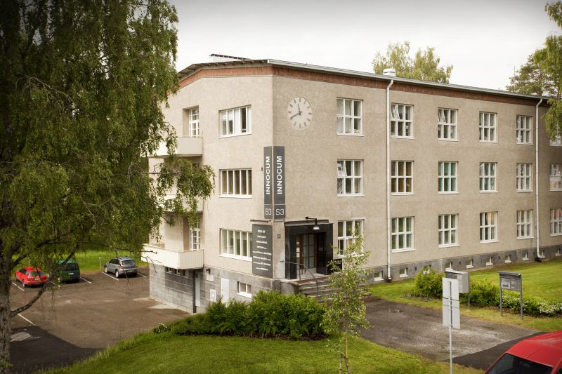 Yrityskeskus INNOCUM sijaitsee Siilinjärvellä, puistomaisella Harjamäen alueella, 3 km päässä valtaväyliltä. Toimitiloja on vuokrattavissa kymmenessä eri kiinteistössä.