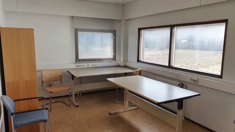 2.kerroksen toimistokokonaisuus, jossa 5 toimistohuonetta ja neuvotteluhuone. Lisäksi tila sisältää keittiö, sekä WC:n. Sijainti Krossin alueella.