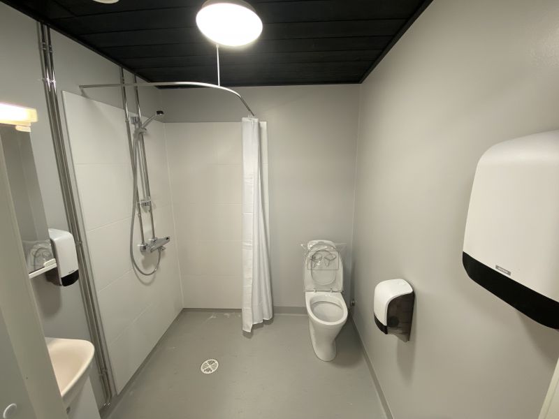 Alakerran wc ja pukuhuone