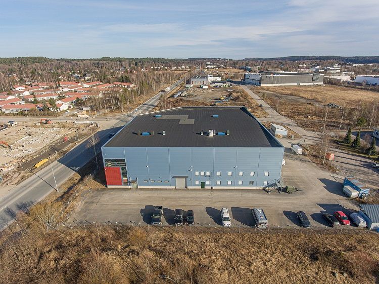 Vuokrataan 241 m2 kokoinen toimistotila kiinteistön 2. kerroksesta. Tila on siisti ja sen jako on toteutettu omilla huoneilla. Tilasta löytyy myös hyvät neuvottelutilat, sekä oma saunatila.Hyvä sijainti Sammon valtatien läheisyydessä, Tampereen keskustaan noin 7 km. Kiinteistö on rakennettu 1998 j...