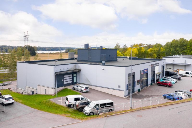 Nosto-ovellinen 412 m²  liike-/varasto-/tuotantotila keskeisellä sijainnilla Juvanmalmin teollisuusalueella.