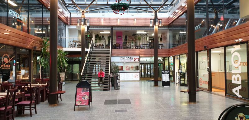 alakerran sisäänkäyntialue ja liiketilat