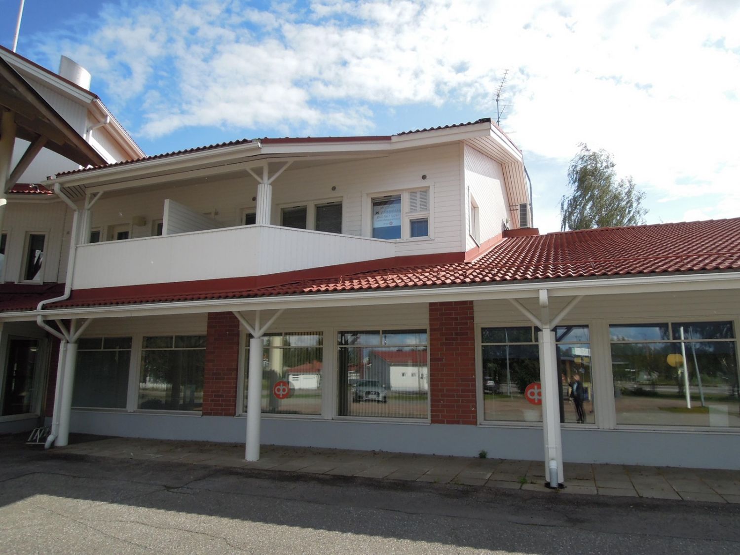 Pyhännän keskustassa erinomainen toimistotila hyvässä kiinteistössä, jossa toimii mm. Pyhännän kunnanvirasto sekä Osuuspankki. Valoisa ja tyylikäs tila, jossa tilava avotoimisto, keittokomero ja 2 wc-tilaa sekä parveke. Sovi aika tutustumiselle!