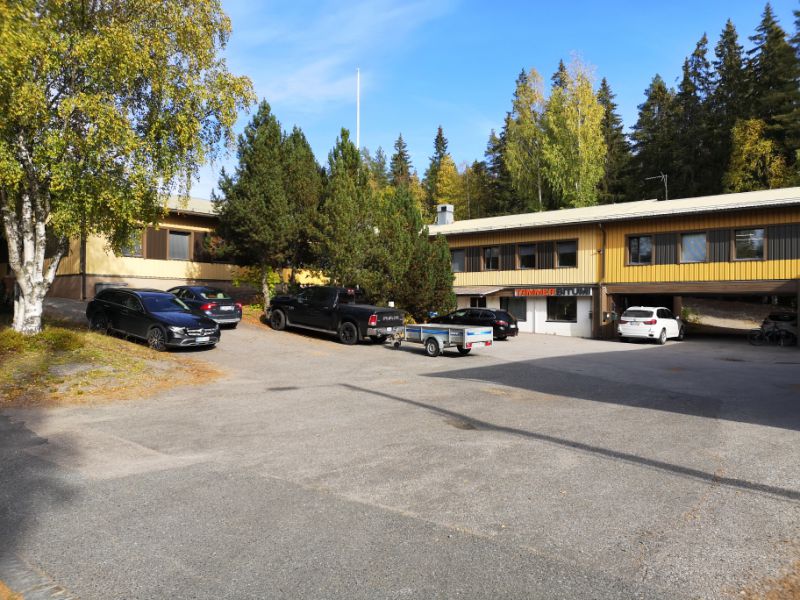 * Tsto 5h+k+s 150m2. Edessä 4 autopaikkaa. * Varasto- työtilaa kahdessa osassa 385m2.