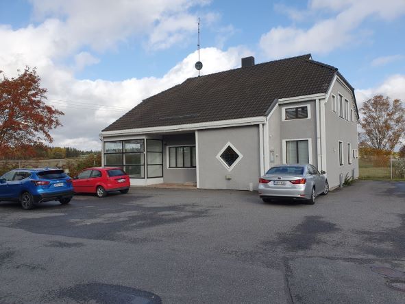 ERILLINEN TOIMISTORAKENNUS ORIKEDOLLA