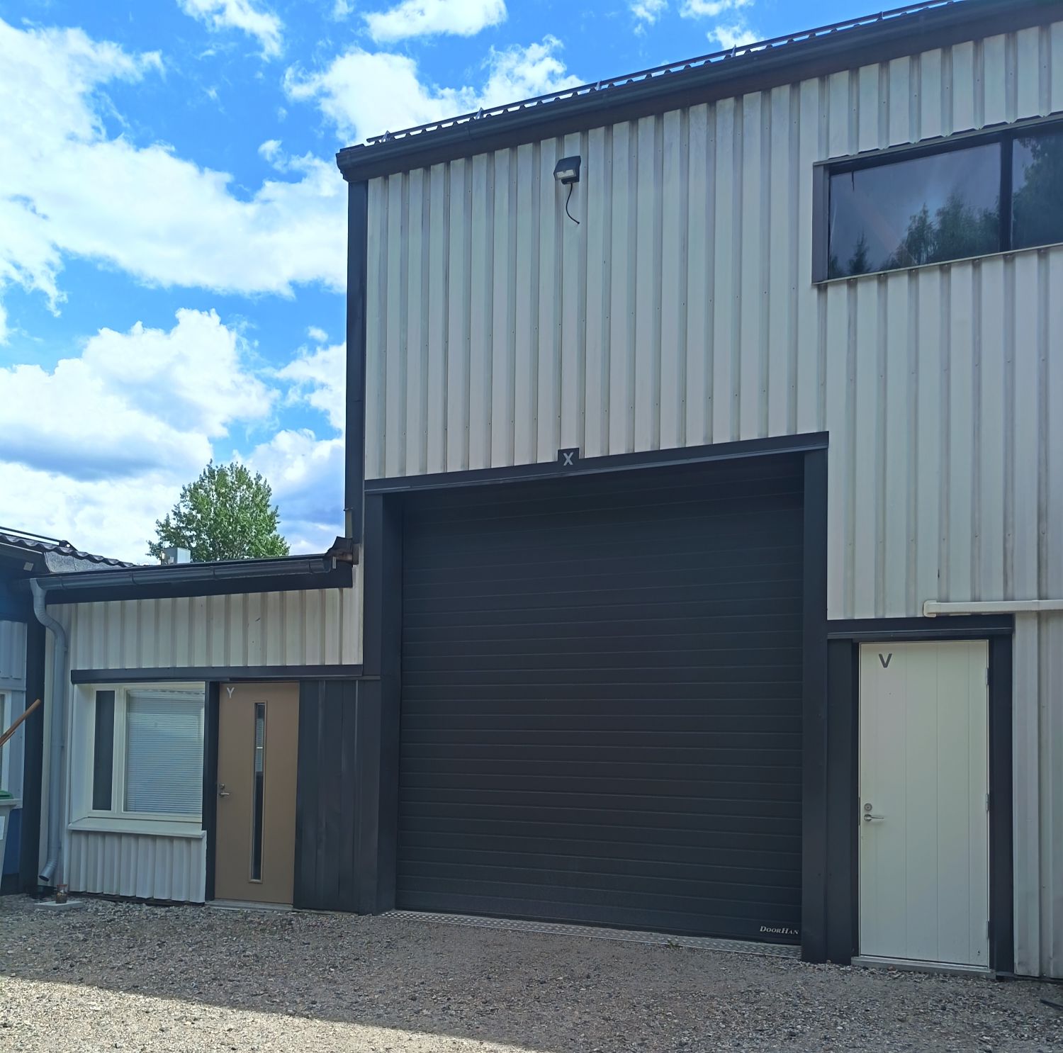 HALLIT n.80m2 ja 220m2 ja TOIMISTOTILA