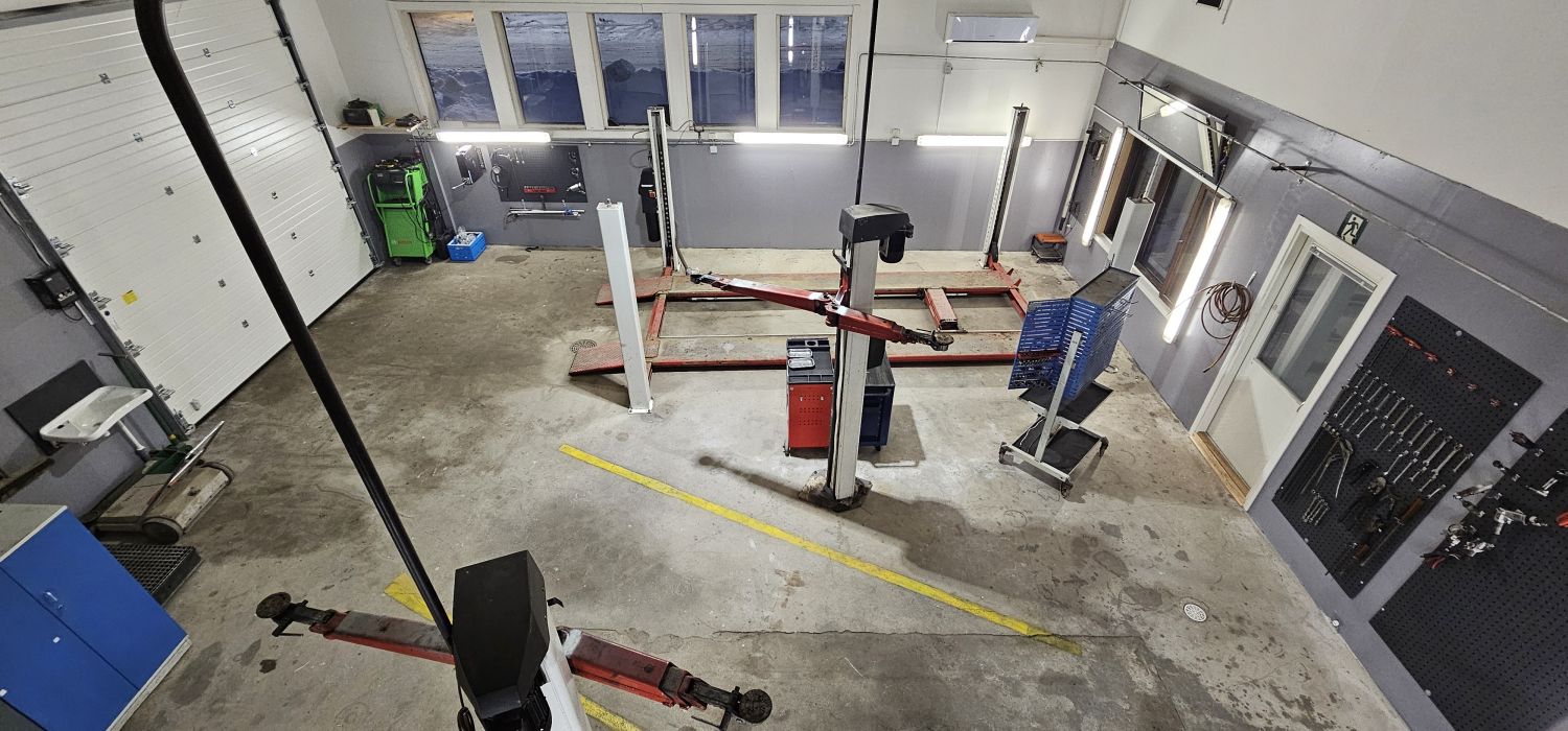 AUTOKORJAAMO KAHDELLA NOSTURILLA n. 140m2, VARASTOTILA 28,5m2, MONIKÄYTTÖHALLI 220m2 JA TOIMISTOTILA