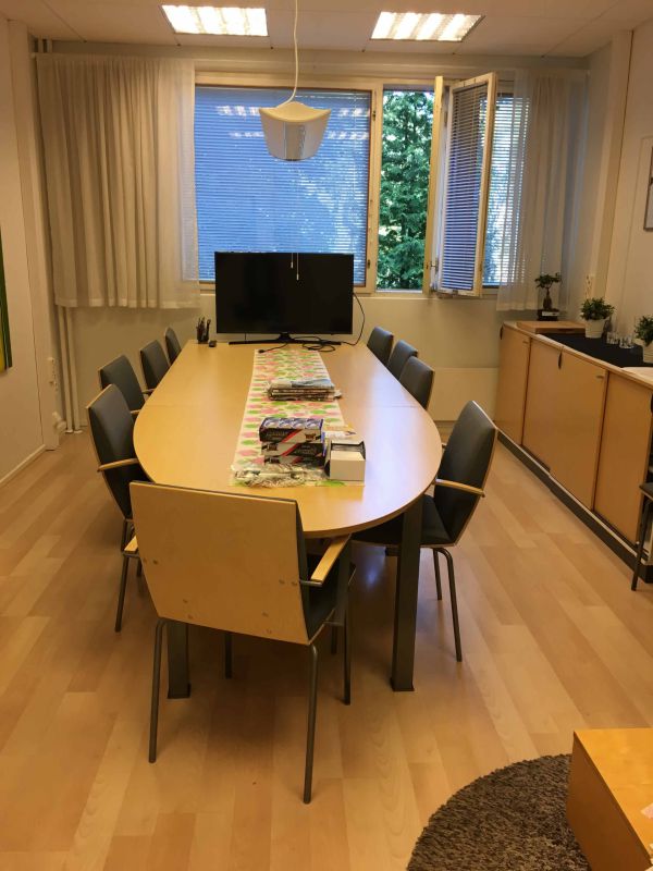 Siisti toimistotila Turun keskustassa lähellä kaikkea. Autopaikkoja mahdollisuus vuokrata sisäpihalta.