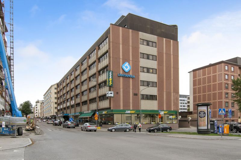 Vuokrattavana peruskuntoista toimistotilaa Tampereen keskustassa. Toimistohuoneet keskittyy kerroksen ulkokuorelle.