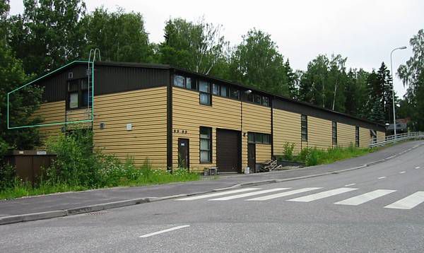  koko pinta-ala noin847m2 .Hallitilaa katutasossa noin 610 m2 lisäksi toisessa päässä 120 m2 toimisto/ työ tilaa. Ja toisessa päässä myös kakkoskerroksessa 60m2 erillinen tila ja 80m2 erillinen tila. Kaikki 5 tilaa on nyt vuokrattuna. 