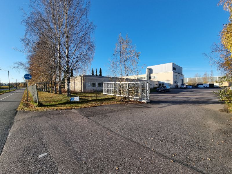 Noin 630 m2 sisään ajettavaa varastohallia ja 120 m2 toimisto- ja sosiaalitilaa 800 m Lahdentieltä. Pohjakuva: www.jonne.fi