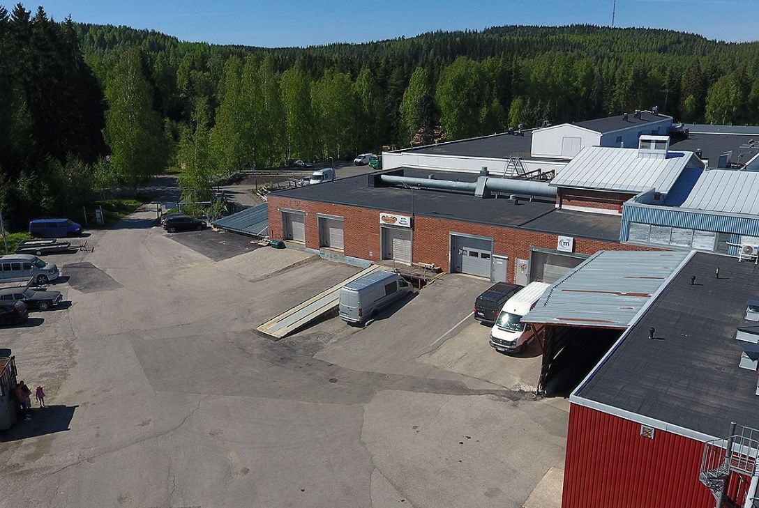 Nyt olisi tarjolla hyvien kulkuyhteyksien varrella varasto-,liike-, tai harrastetilaa.
Tiloja saadaan muokattua juuri si...