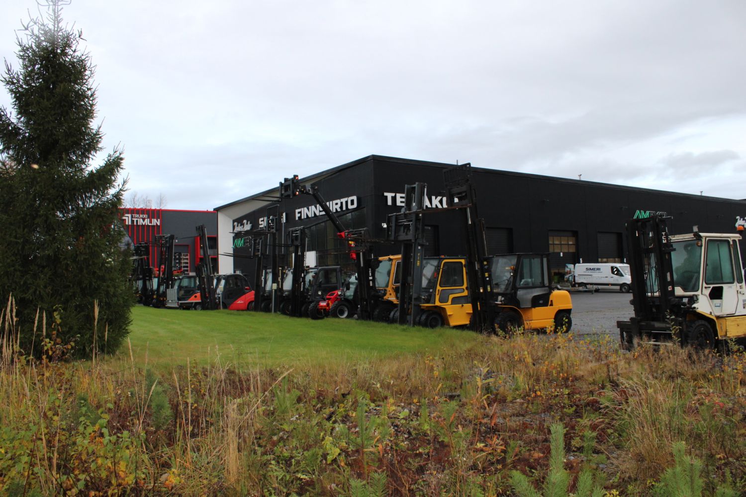 Huippu sijainnilla Lempäälän Sääksjärvellä. Halli on kiinni Helsinki - Tampere moottoritiessä jossa kulkee 44000 autoa vuorokaudessa.