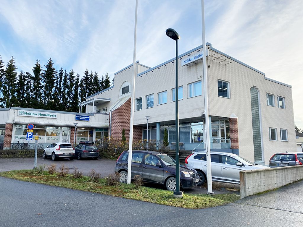 Myydään liike- ja toimistotilaa Nokian keskustasta.Myytävien osakkeiden pinta-ala yhteensä 526,5 m2. Tilat kellarikerroksessa, katutasossa ja 2. kerroksessa. Huoneisto nro 10 190 m2, huoneisto nro 16 224 m2, varasto nro 6 77 m2 ja autotalli nro 5 35,5 m2. Loistava liikepaikka. Monipuoliset ja si...