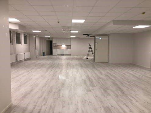 Uuden asuintalon katutasosta liiketila