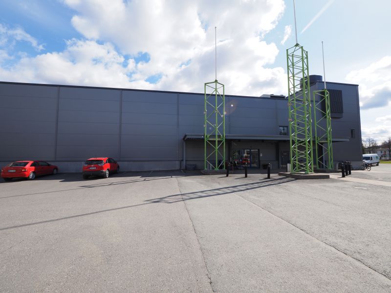 600-800 m2 varasto-/liiketilaa keskeisellä liikepaikalla Tiiriössä Citymarketin ja Kamuxin vieressä.  POHJAKUVA: www.jonne.fi