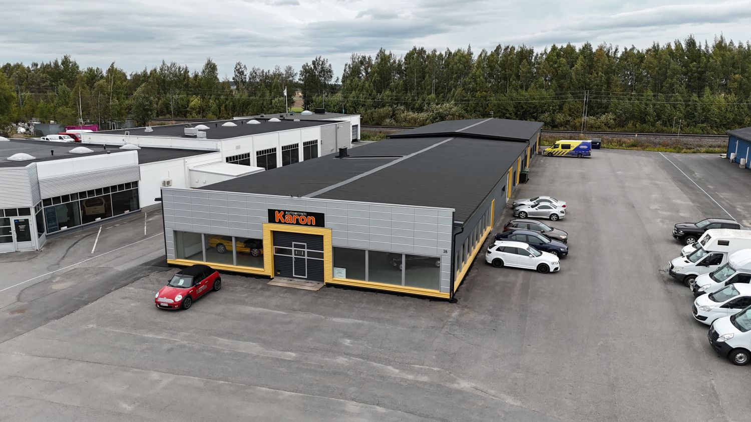 Julkisivu tien suuntaan