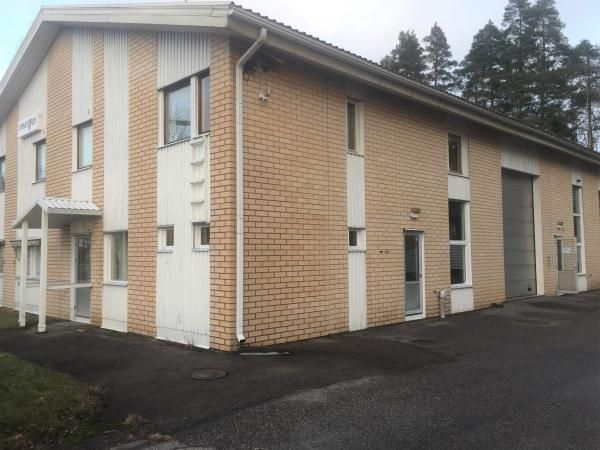 Tiili/puuverhoiltu teollisuushalli kaupungin vuokratontilla, sopimus voimassa Joulukuu 2038 saakka.