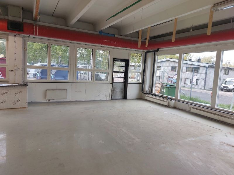 Varasto-/ myymälätilaa hyvällä sijainnilla