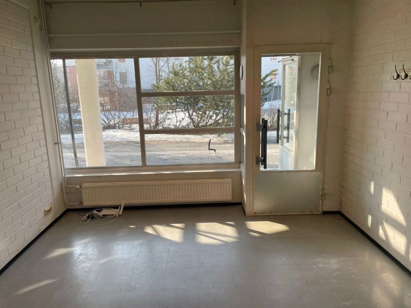 Kätevän kokoinen liiketila Haapalinnantorin kupeesta. Tila sopii erinomaisesti esimerkiksi kauneus- tai terveysalan yrittäjälle. Julkinen liikenne kulkee Pispalan valtatiellä tiuhaan ja autollakin pääset Tampereen keskustaan alle vartissa. Tilassa on erillinen WC ja iso pesuallas.