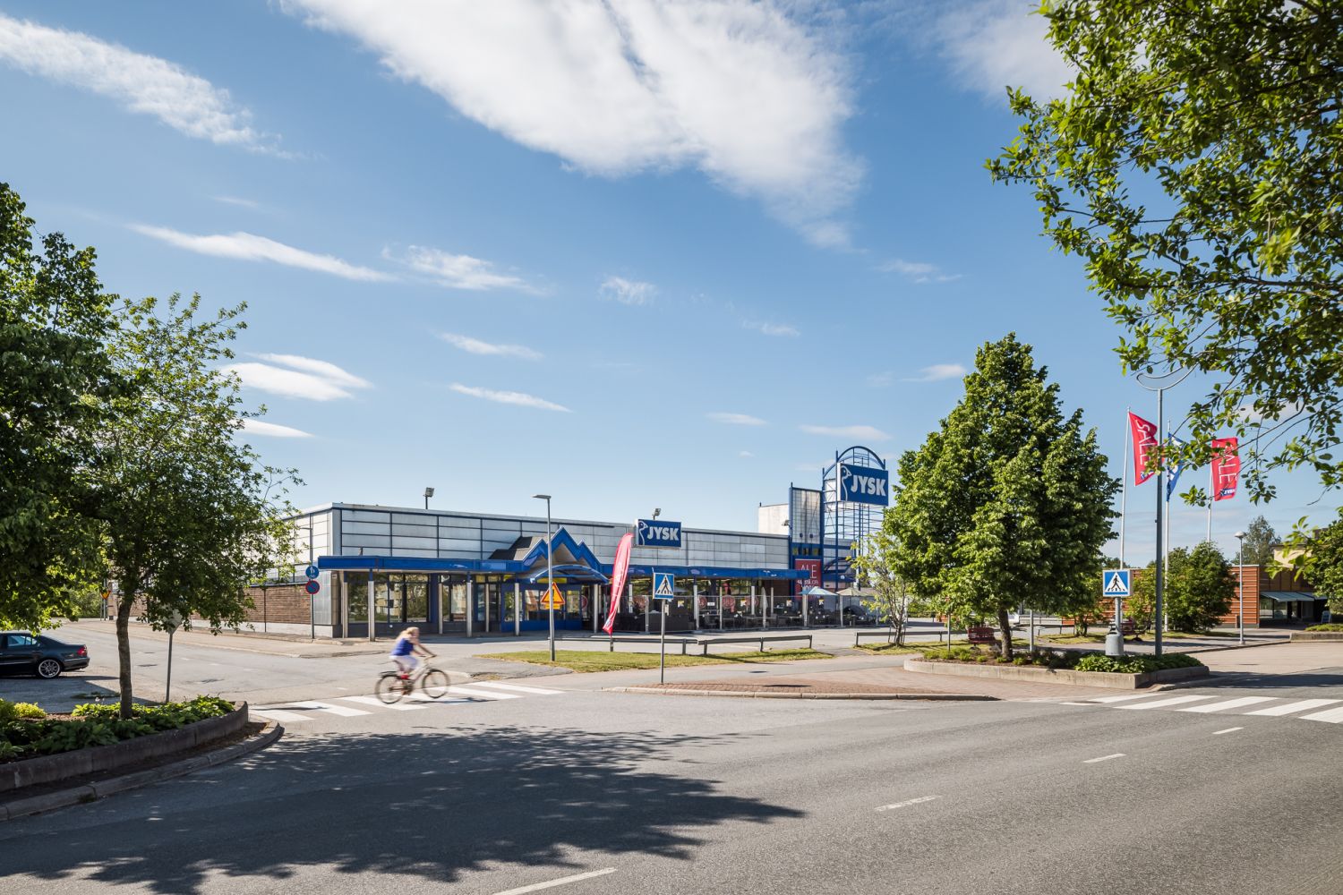 Vuokrattavana 392 m² katutason liiketilaa ja 130 m² toisen kerroksen toimistotilaa Topeeka 46:sta, Kauhajoen keskustasta. Toisen kerroksen sosiaalitilat, 35,5 m² ovat yhdistettävissä niin toimistoo...