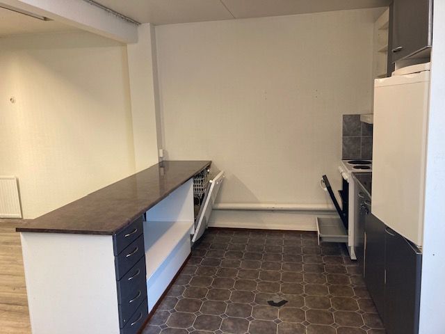 Hallirakennuksen toisessa kerroksessa oleva työ-, harraste-, liike- tai toimistotila