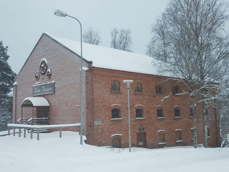 Vuonna 1914 käyttöön otettu 810 m2 puurunkoinen tiiliverhottu 3-kerroksinen makasiini Jämsänkosken vanhassa tehdasmiljöössä. 