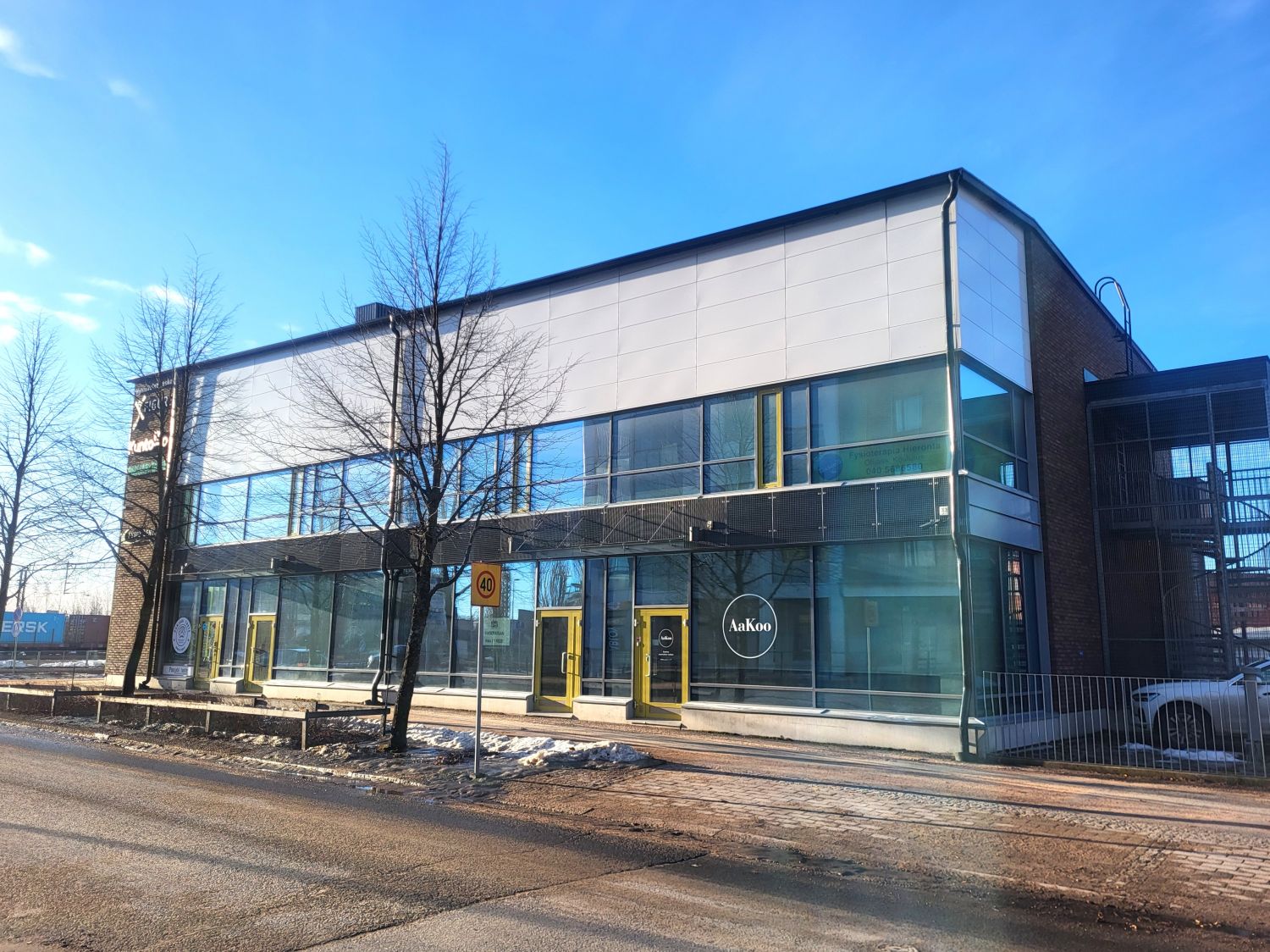 Vuokrataan näkyvältä ja vilkkaalta paikalta hyvän mallinen liiketila, joka soveltuu myös toimistokäyttöön.
Liiketilassa ...