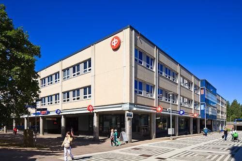 Ylin toimistokerros. Erittäin siisti ja monikäyttöinen tila. Tällä hetkellä tila on pääosin eri kokoisia toimistohuoneita. Esteetön wc, kaksi keittiötilaa, neuvotteluhuoneita ym. Tilaa ei ole mahdollista jakaa. Kellarikerroksessa tarvittaessa  varastotilaa. Kerrokseen kaksi henkilöhissiä (630 kg). ...