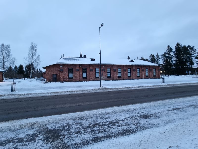 Punatiilinen n. 650 m2 kasarmirakennus Hyrylän keskustassa. Katso pohjakuva: www.jonne.fi