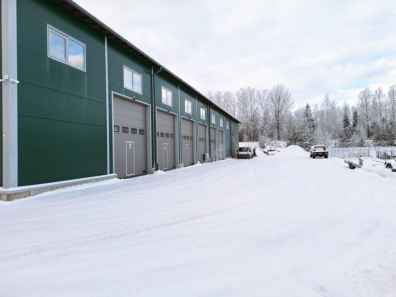 Erinomainen hallitila Ilvesvuoren teollisuusalueella! Velaton myyntihinta 99'000 € ta kuukausivuokra: 499 €/kk + alv