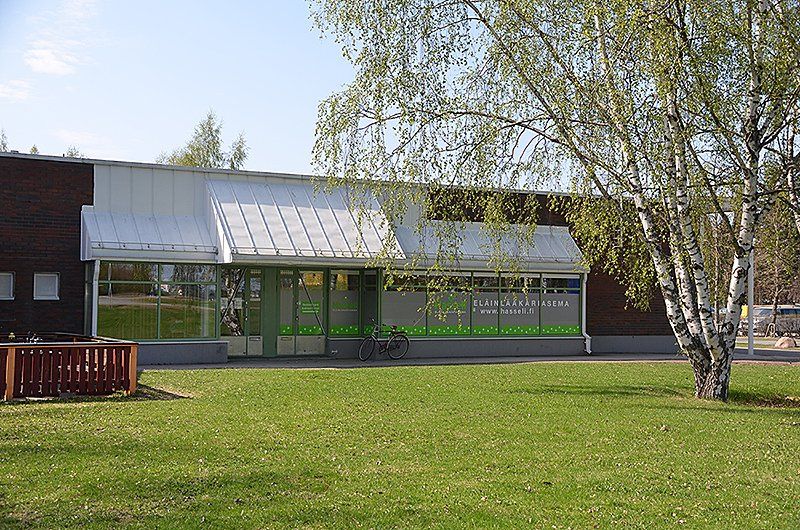 Vuokrataan noin 117 m2 liiketila Ylöjärveltä. Hyvää liiketilaa, isot näyteikkunat Kuruntien suuntaan. Tilassa on kaksi wc:tä ja suihku. Soveltuu myös toimistokäyttöön.Esite liitteenä.Kysy lisää!