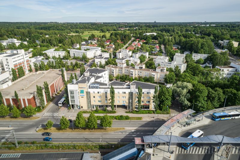 Vuokrattavana katutason korkeaa liike-/toimistotilaa.