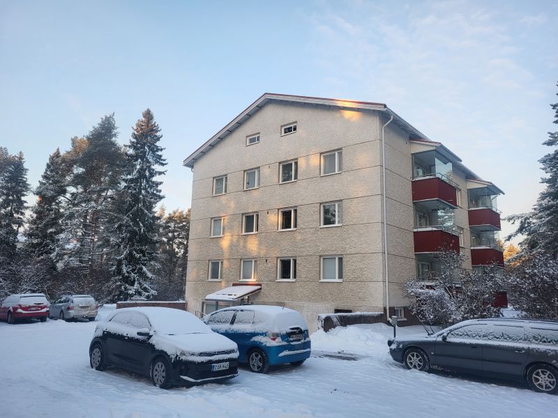 Vuokrataan täysin remontoitu toimisto- / liikehuoneisto idylliseltä Hiukkavaaran vanhan kasarmin alueelta.Huoneisto asemoituu talon päätyyn ja siihen on oma sisäänkäynti. Huoneiston edessä on useita parkkipaikkoja.