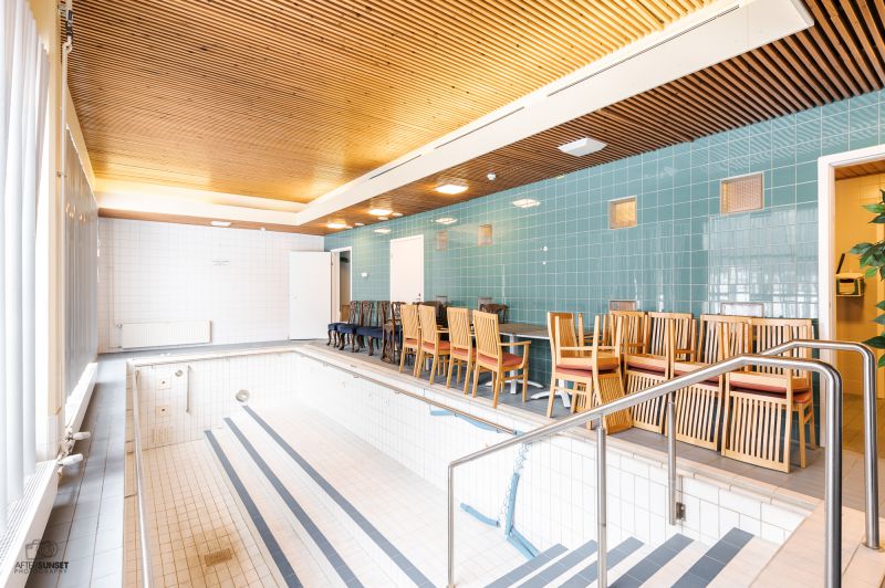 Keskeisellä sijainnilla Ylöjärvellä myytävänä yksikerroksinen liikehuoneisto, jossa on uima-allastila sauna- ja muine aputiloineen. Tila muokattavissa esim. toimistoksi. Kohteen myyntiä hoitaa: Pasi Rasku puh 0400 171 191, pasi.rasku@muutoslkv.fi ...