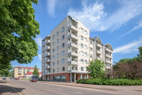 Hyvä kerrostalon kivijalastaTila hyvällä paikalla korkeavuorenkadun ja opistokadun kulmauksessa. Isot ikkunat kaduille