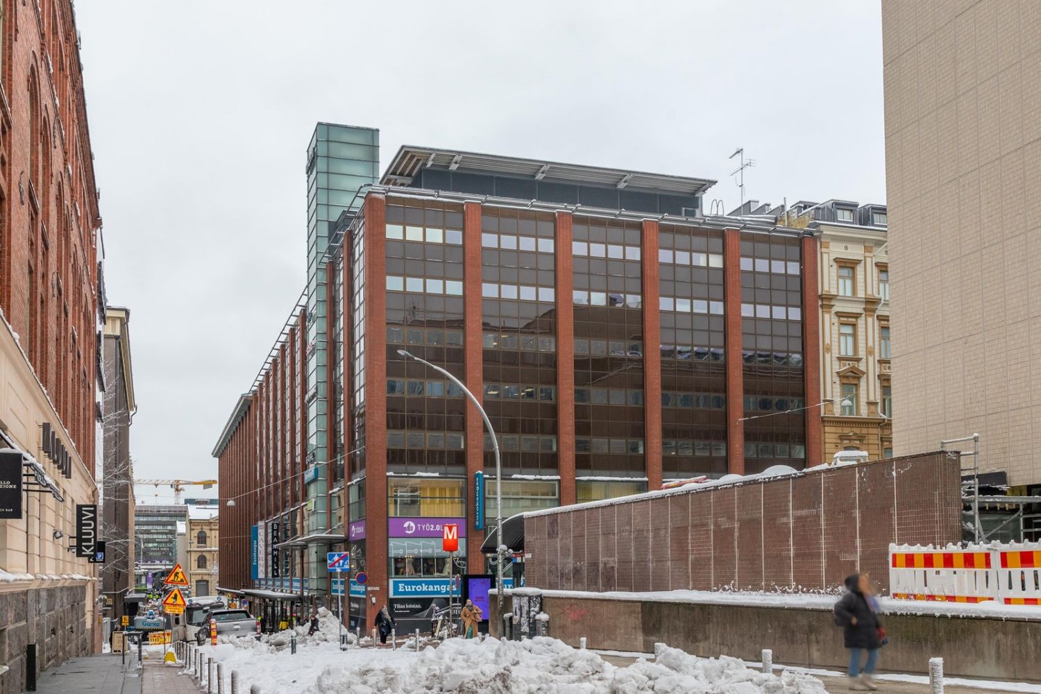 OP KOTI TUNTEE KESKUSTAN TOIMISTOT!Vuokrataan keskeiseltä, mutta rauhalliselta sijainnilta ydinkeskustasta Kluuvista ylimmän 8. kerroksen toimistohuoneisto, joka on kooltaan 249 m2. Tilat ovat viihtyisiä ja monikäyttöisiä. Tiloista löytyy riittävästi erillisiä huoneita kuin myös avotoimistotilaa....