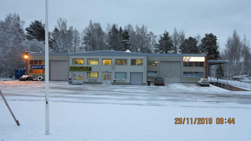 Peruskunnostettua korkeata, yli 5 m h,  hallitilaa. Leveät nosto-ovet, käytettävissä lastauslaituri. Pihalla on hyvät parkkipaikat. Satamaan ja torille noin 1km. Wärtsilän uuden tehtaan lähellä. Toimistotilaa on kahdessa kerroksessa.  Nopeat tietoliikenneyhteydet.